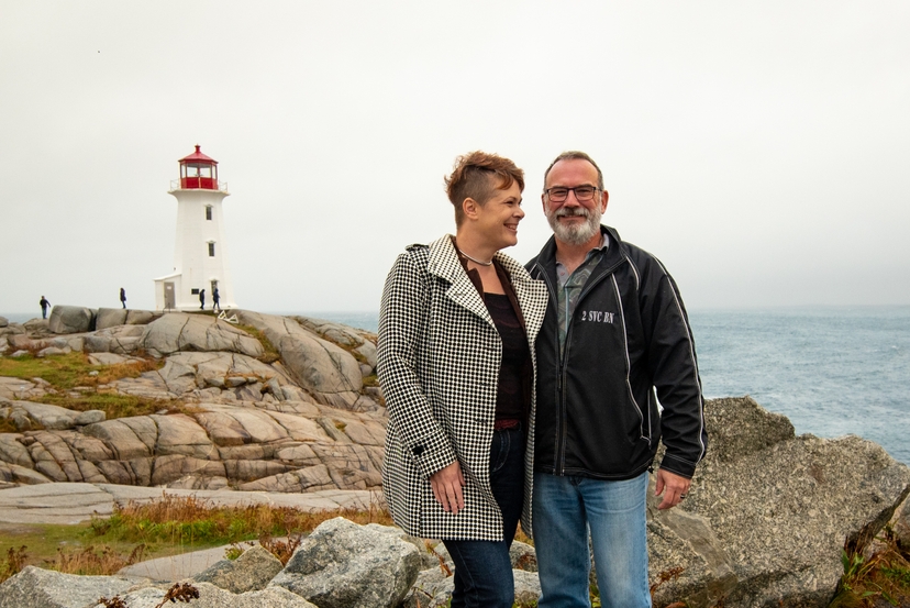 https://res.cloudinary.com/see-sight-tours/image/upload/v1581434729/Couple-Peggys-Cove.jpg