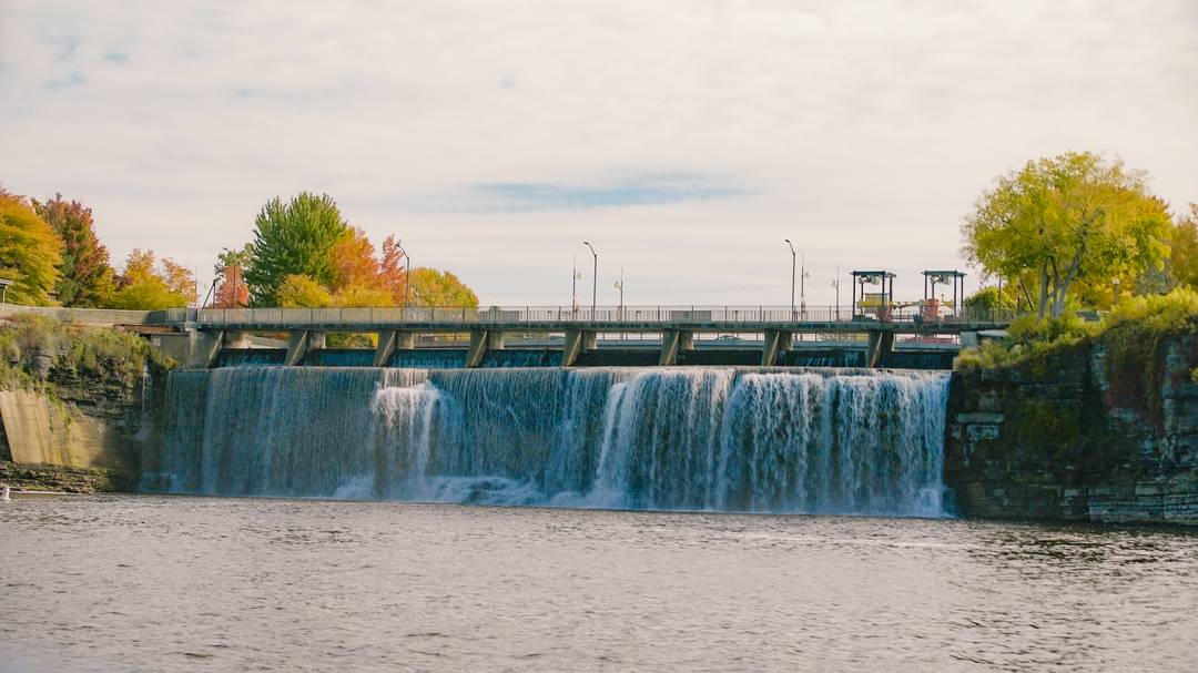 https://res.cloudinary.com/see-sight-tours/image/upload/v1581438750/Rideau-Falls-Ottawa.jpg